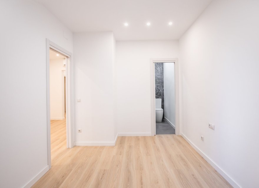 Resale - Apartment - Eixample