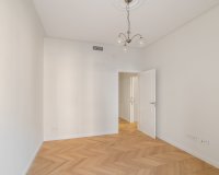 Resale - Apartment - Eixample