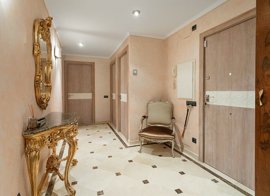 Resale - Apartment - Eixample