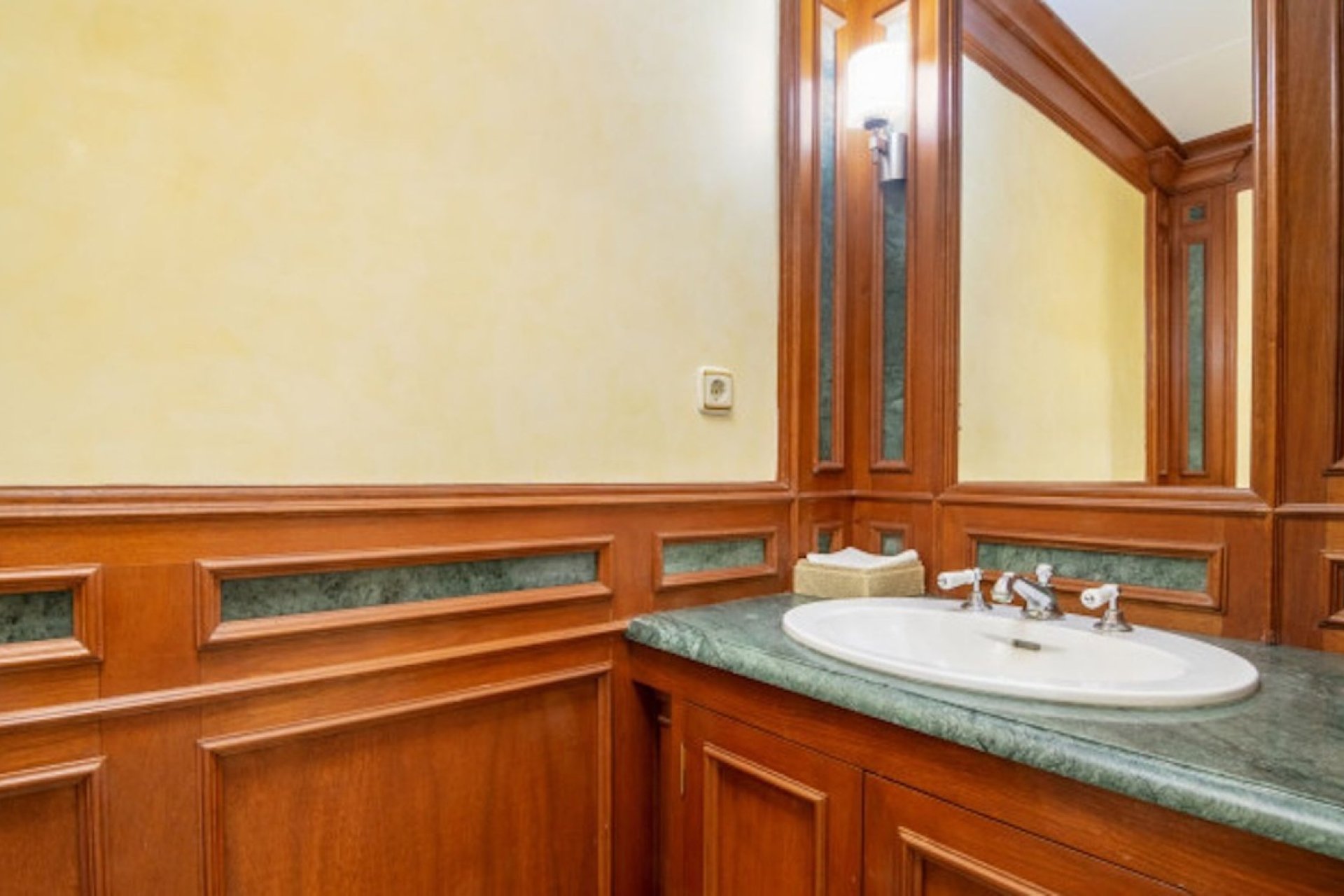 Resale - Apartment - Marbella - Costa del Sol