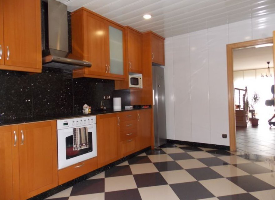 Resale - Villa - Badalona