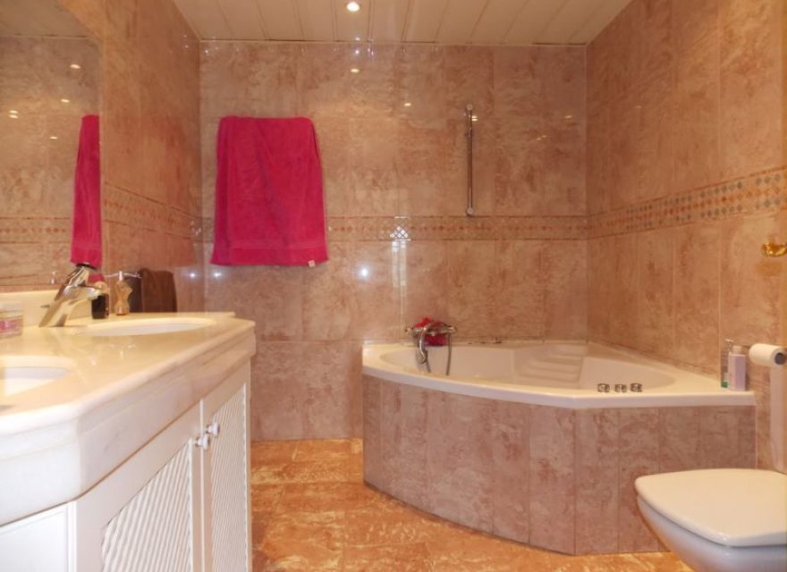 Resale - Villa - Badalona