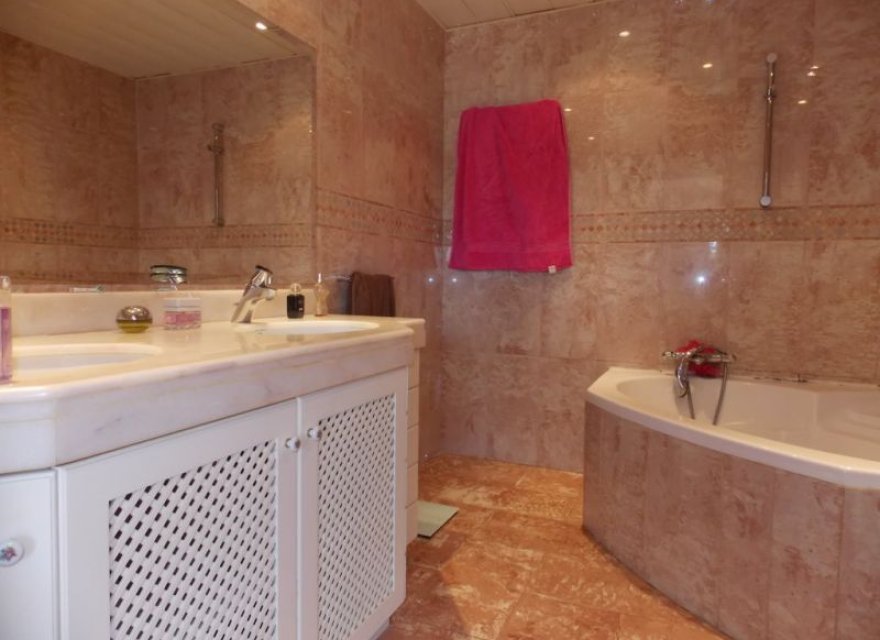 Resale - Villa - Badalona