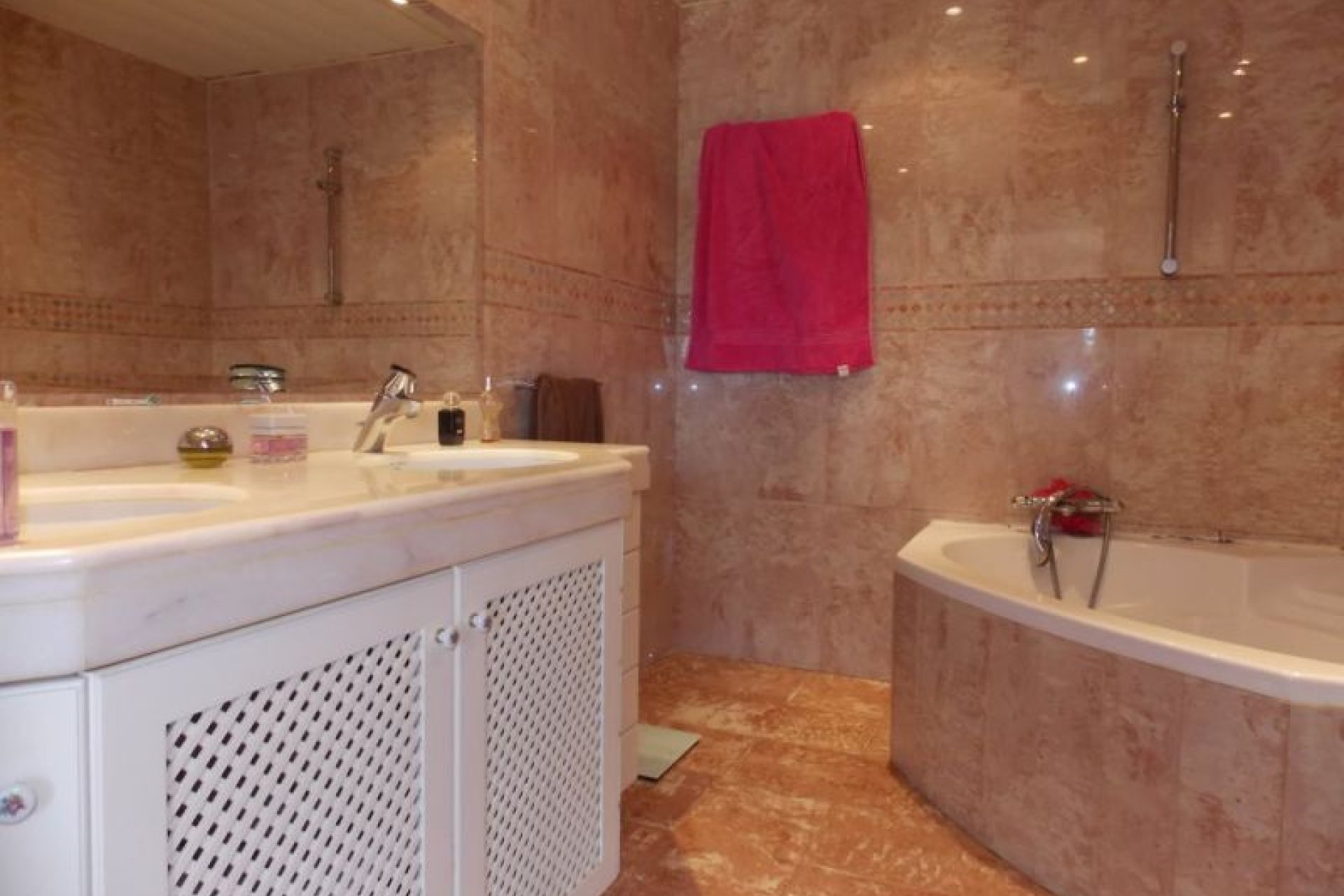 Resale - Villa - Badalona