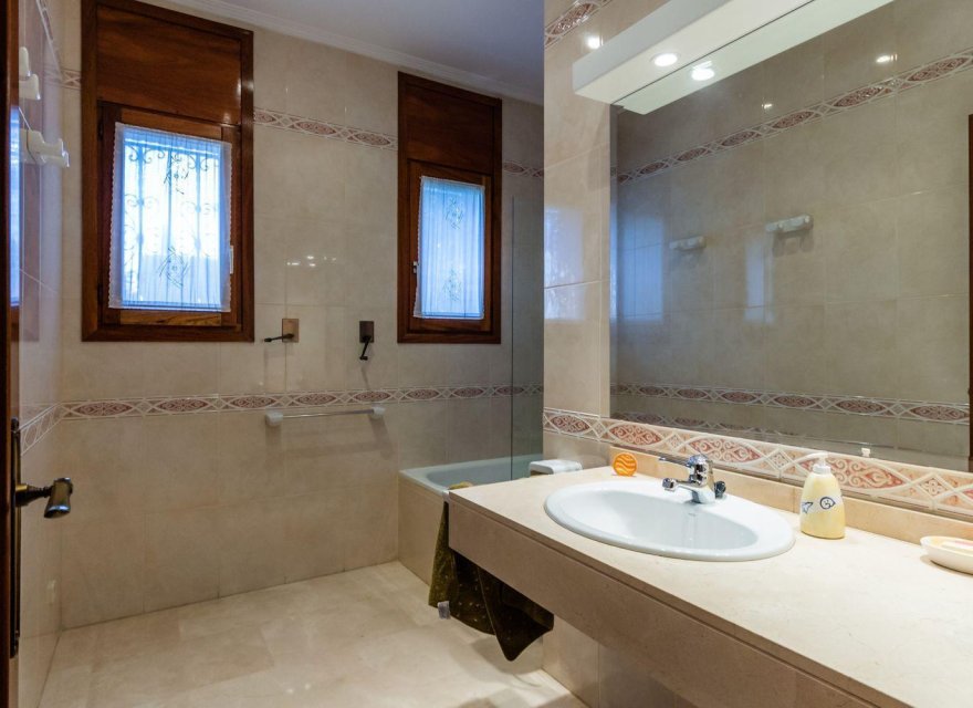 Resale - Villa - Cerdanyola del Valles