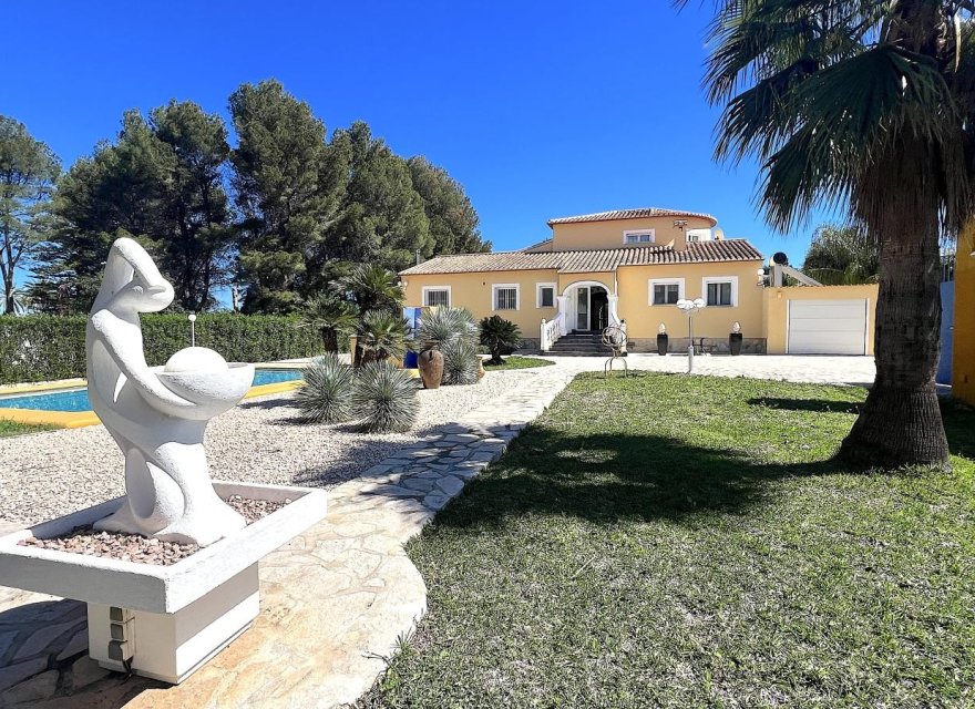 Resale - Villa - Denia