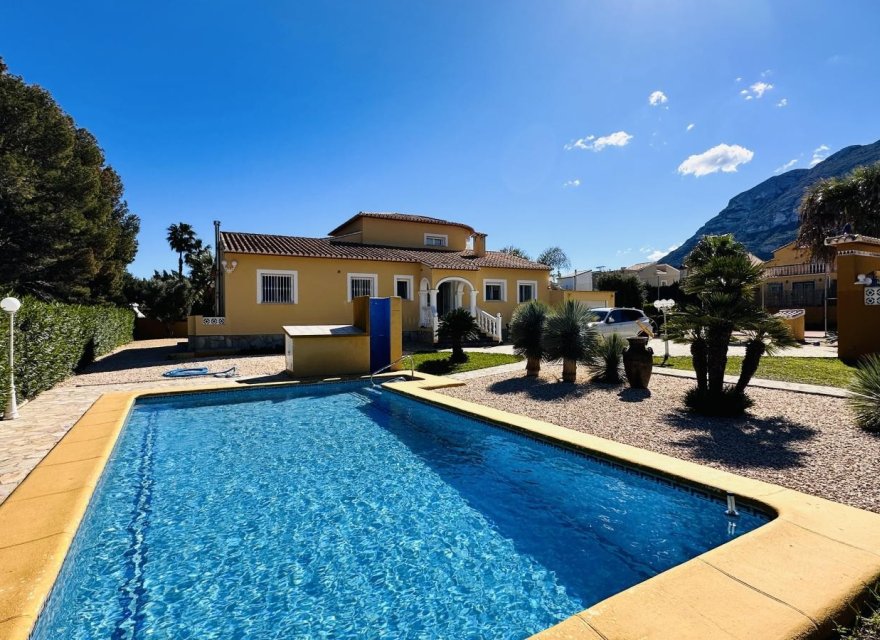Resale - Villa - Denia