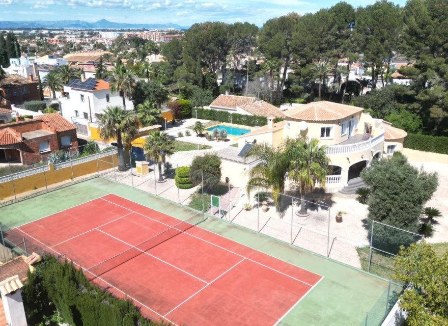 Resale - Villa - Denia