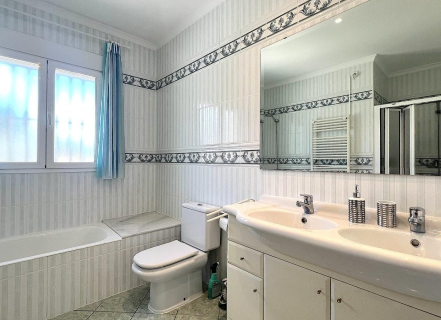 Resale - Villa - Denia