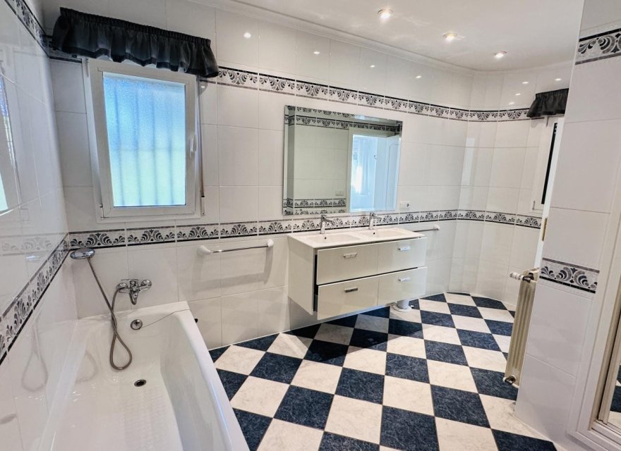 Resale - Villa - Denia
