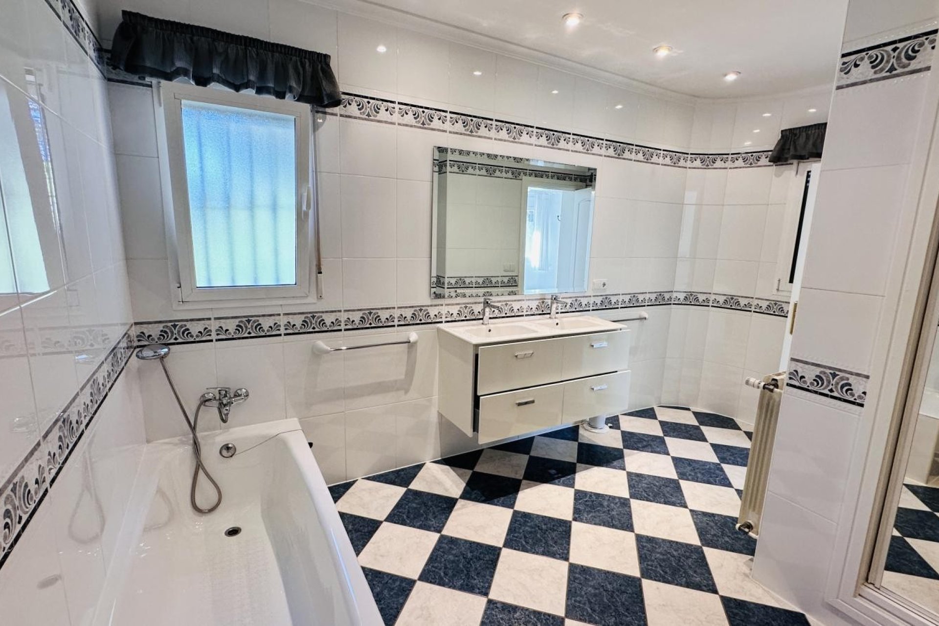 Resale - Villa - Denia