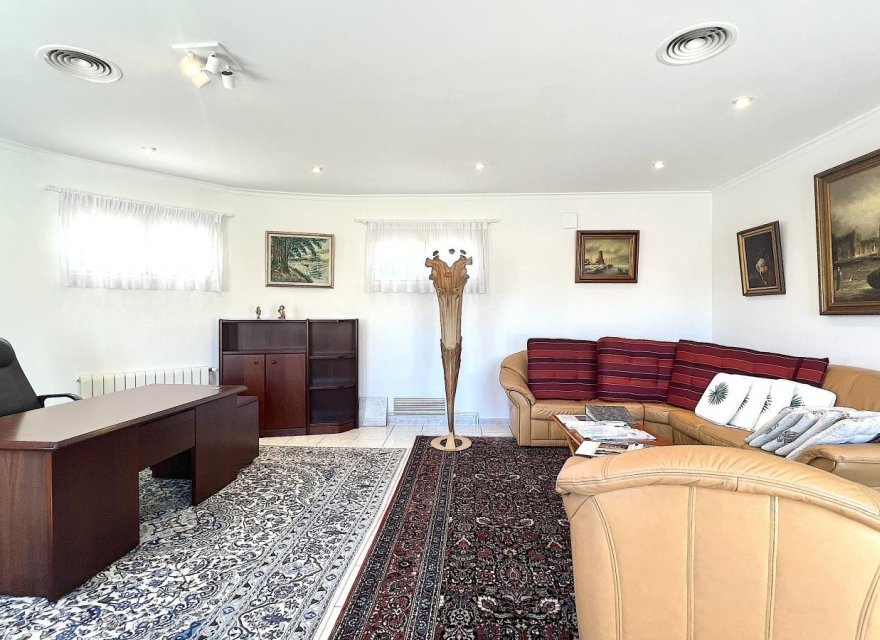 Resale - Villa - Denia