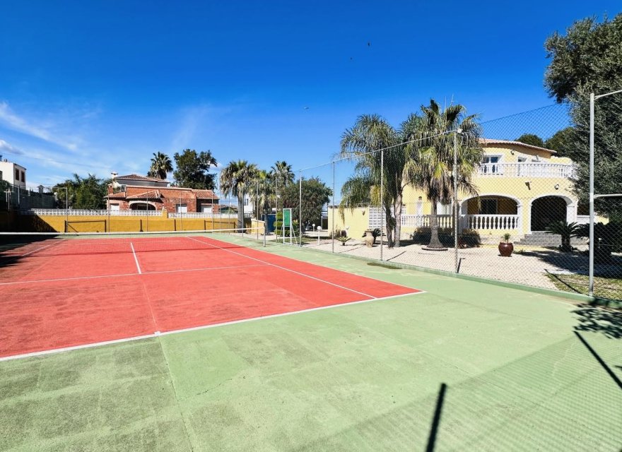 Resale - Villa - Denia