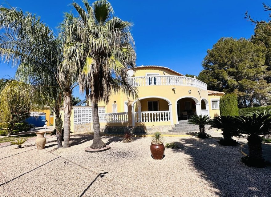 Resale - Villa - Denia