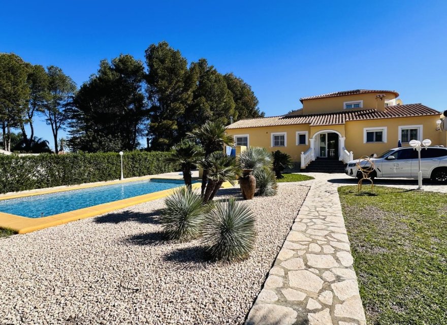 Resale - Villa - Denia