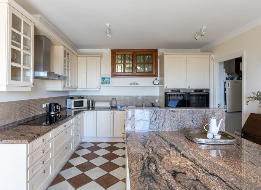 Resale - Villa - El Madroñal - Costa del Sol