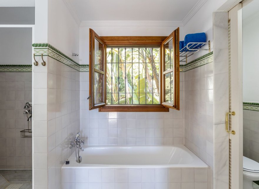 Resale - Villa - El Madroñal - Costa del Sol