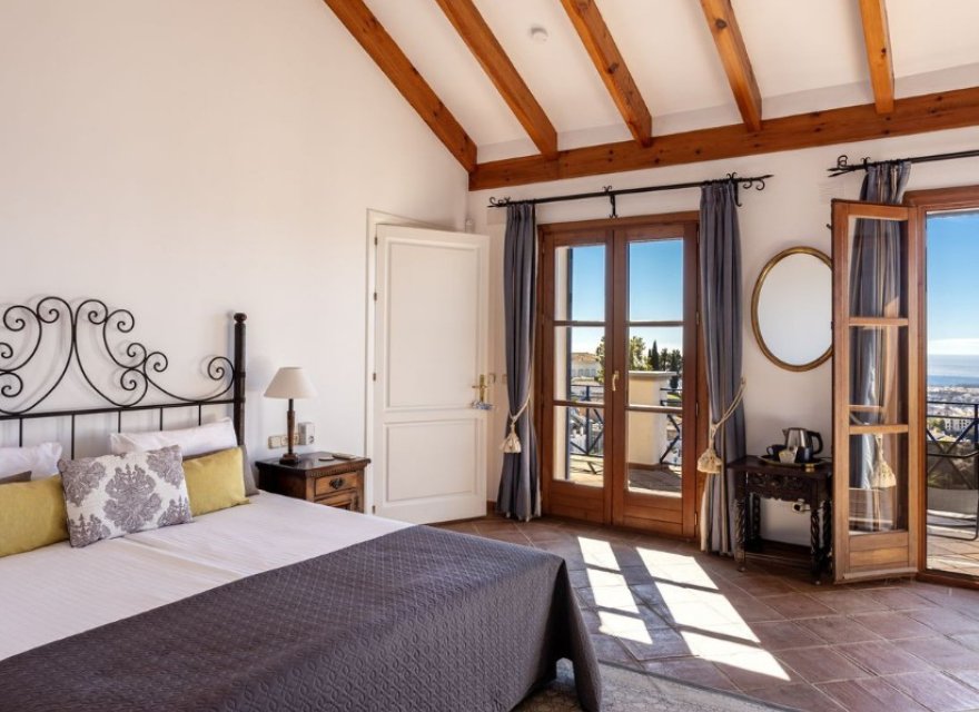 Resale - Villa - El Madroñal - Costa del Sol