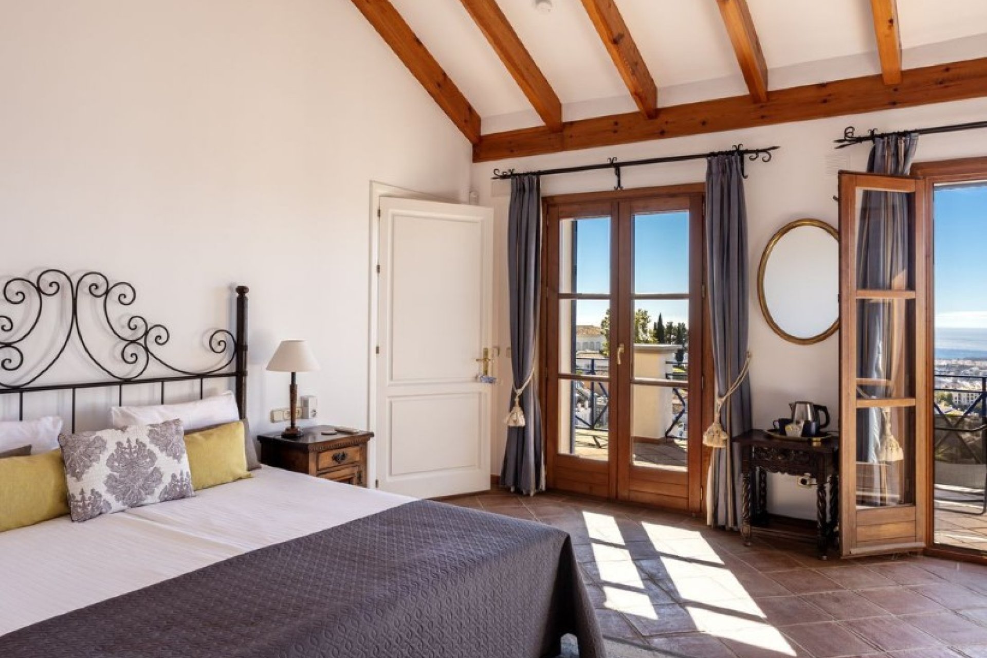 Resale - Villa - El Madroñal - Costa del Sol