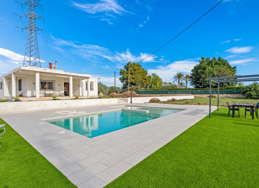 Resale - Villa - Elche