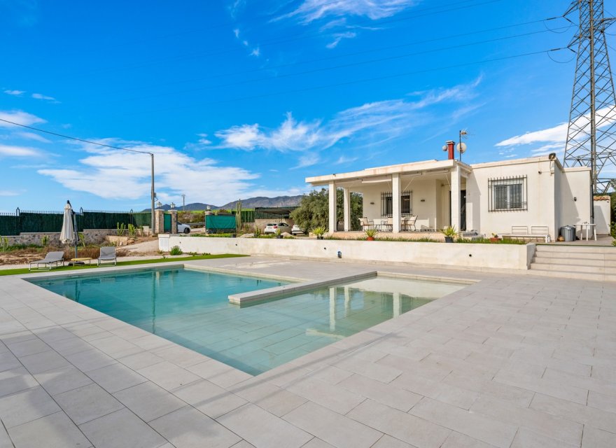 Resale - Villa - Elche