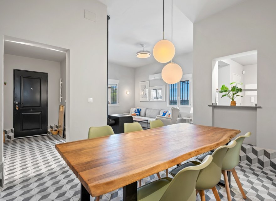 Resale - Villa - Elche