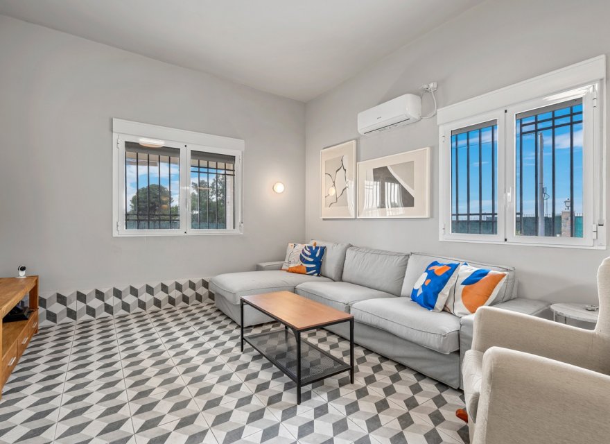 Resale - Villa - Elche