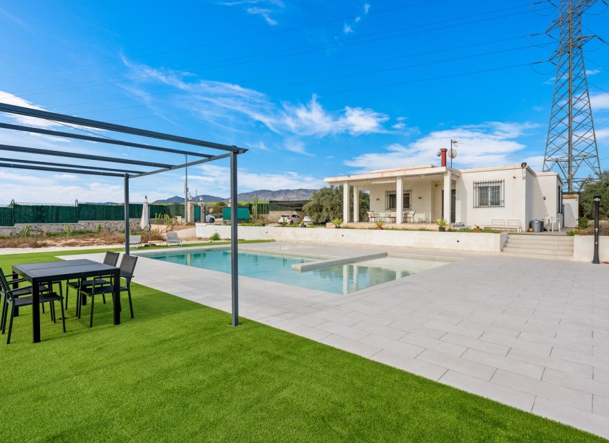 Resale - Villa - Elche