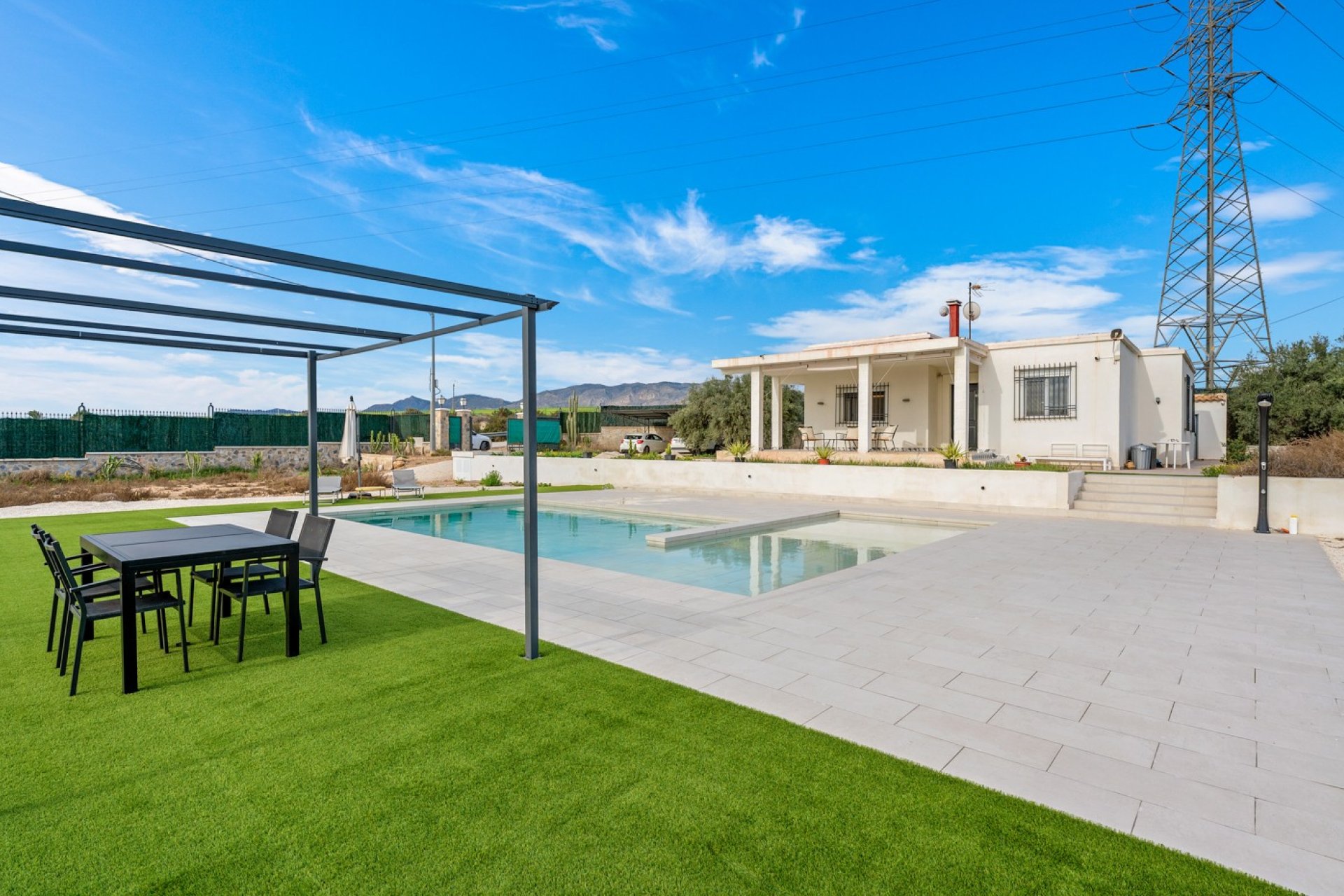 Resale - Villa - Elche