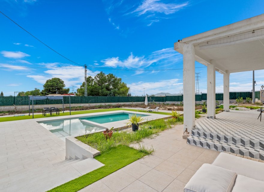 Resale - Villa - Elche