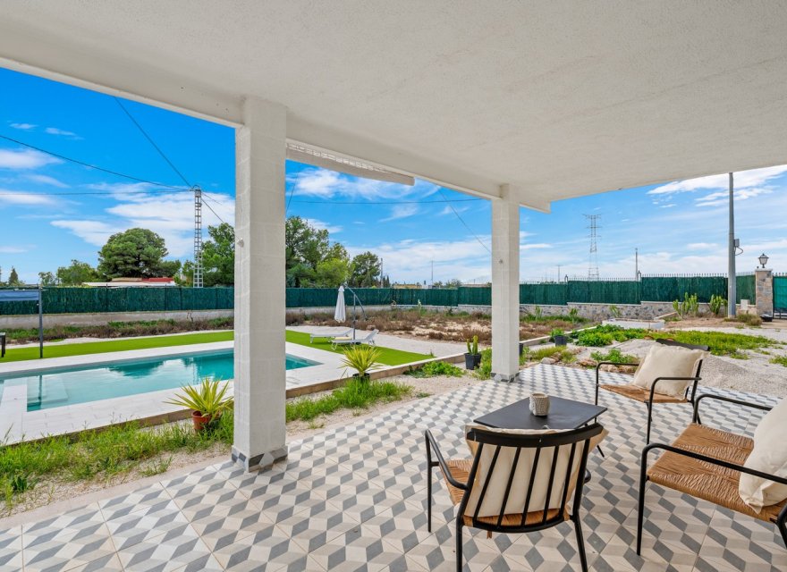 Resale - Villa - Elche