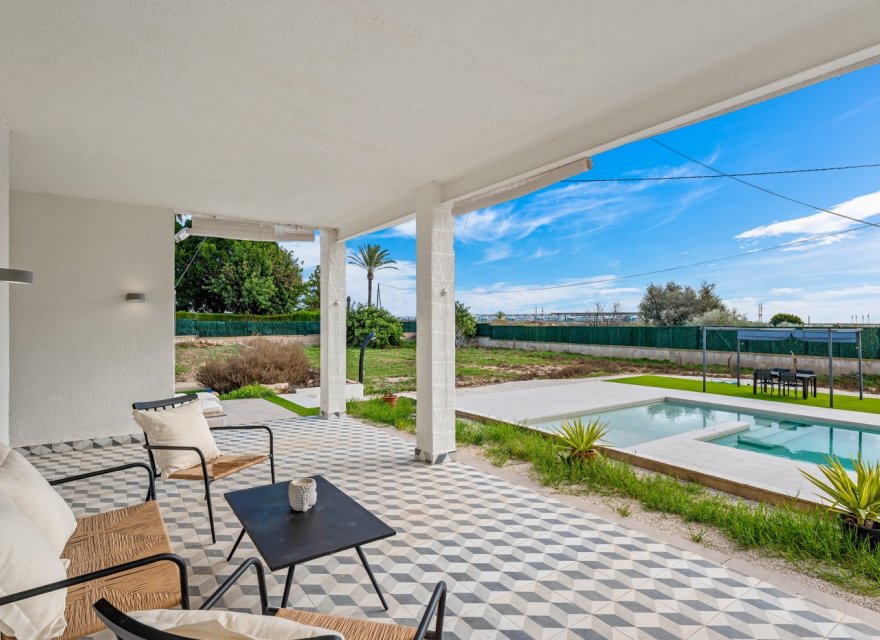 Resale - Villa - Elche