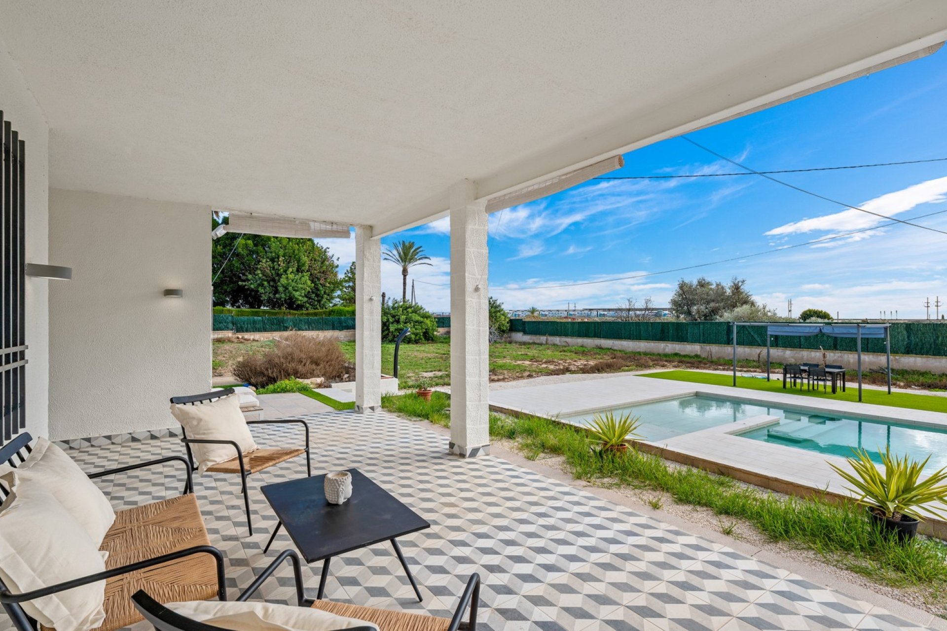 Resale - Villa - Elche