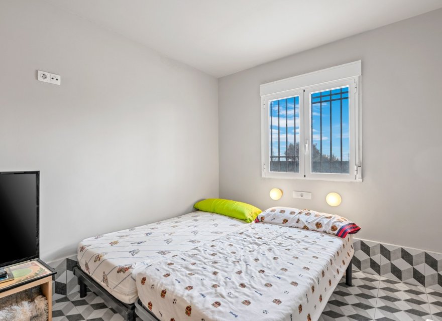 Resale - Villa - Elche