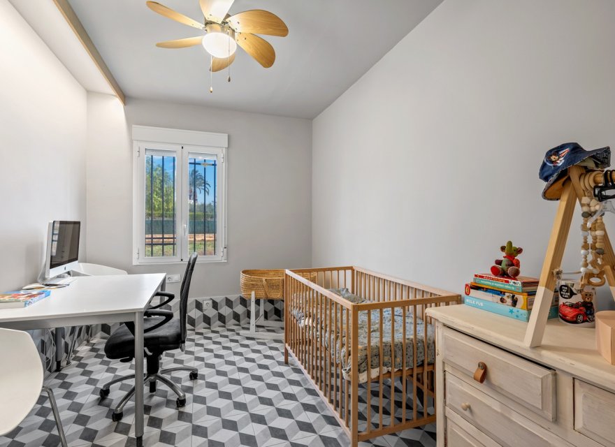 Resale - Villa - Elche