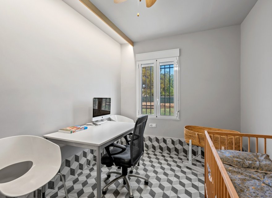 Resale - Villa - Elche