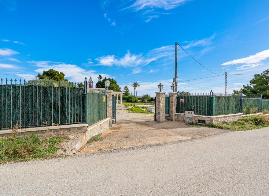 Resale - Villa - Elche