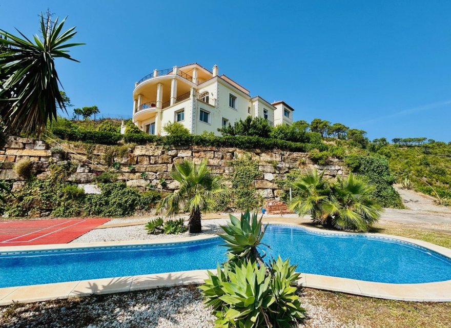 Resale - Villa - Еstepona - Costa del Sol