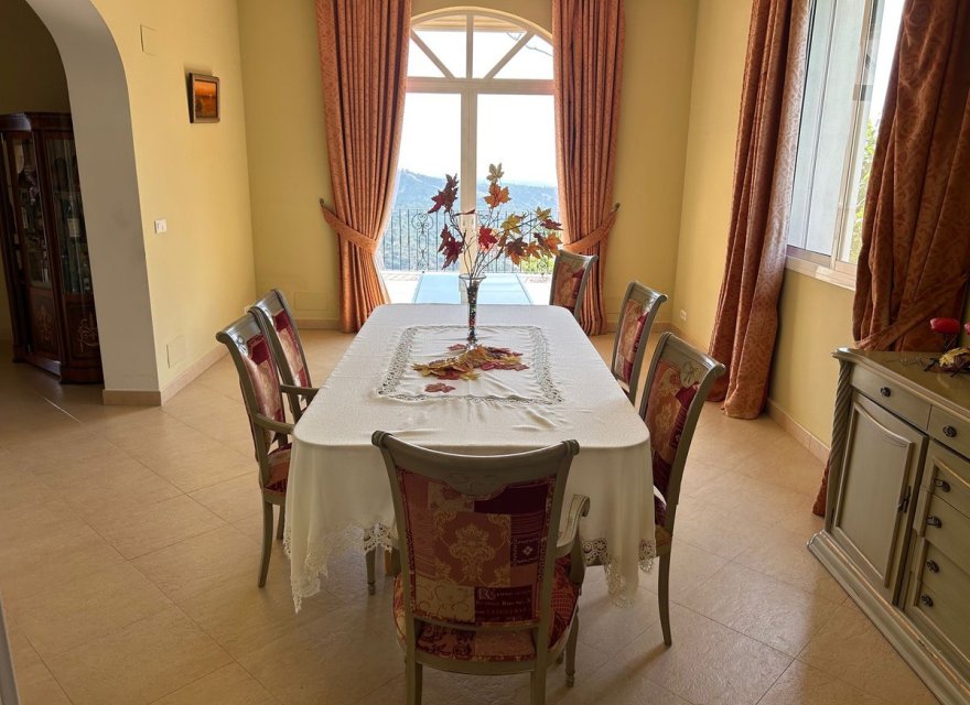 Resale - Villa - Еstepona - Costa del Sol