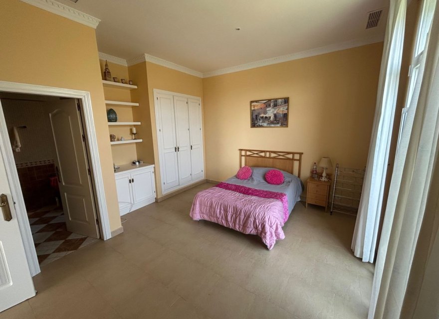 Resale - Villa - Еstepona - Costa del Sol