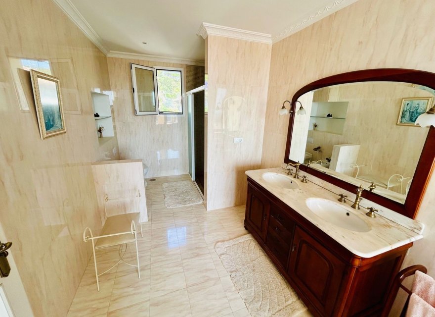 Resale - Villa - Еstepona - Costa del Sol