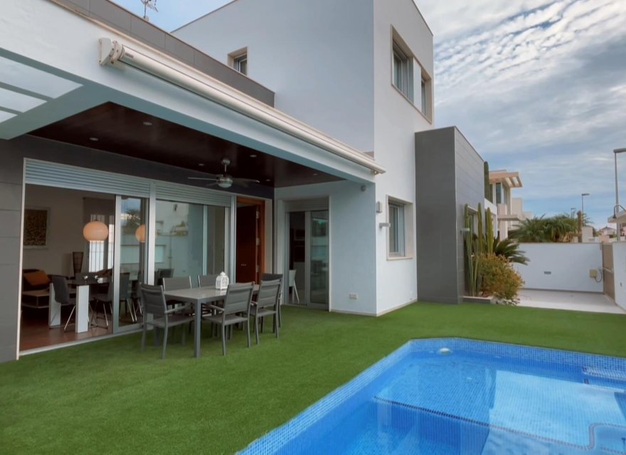 Resale - Villa - Mil Palmeras