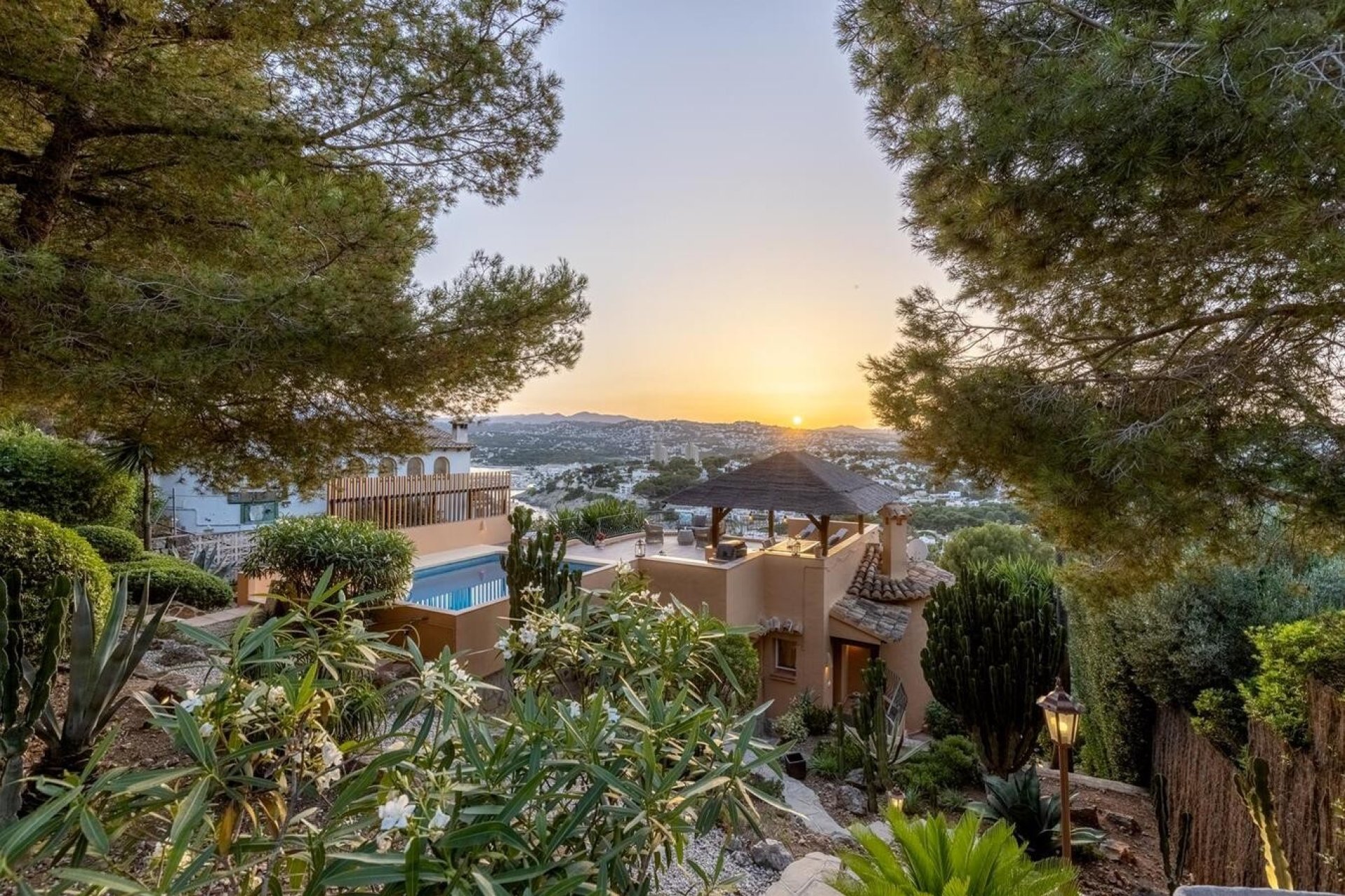 Resale - Villa - Moraira