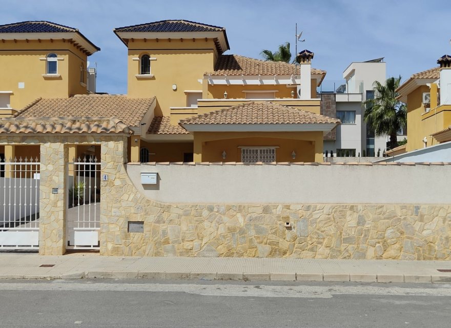 Resale - Villa - Orihuela Costa - La Zenia