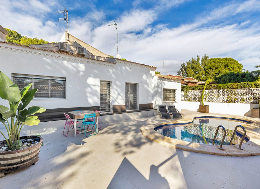 Resale - Villa - Orihuela Costa - Punta Prima