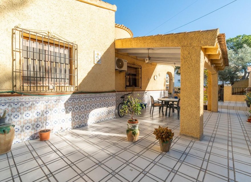 Resale - Villa - Orihuela Costa - Villamartín