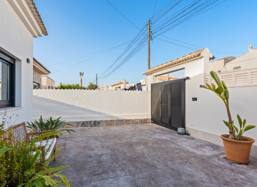 Resale - Villa - Torrevieja - El Chaparral