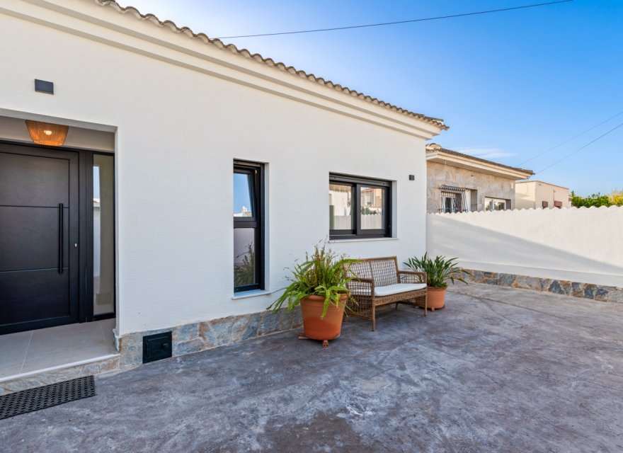 Resale - Villa - Torrevieja - El Chaparral