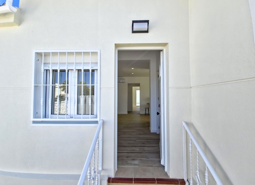 Resale - Villa - Torrevieja - La Siesta