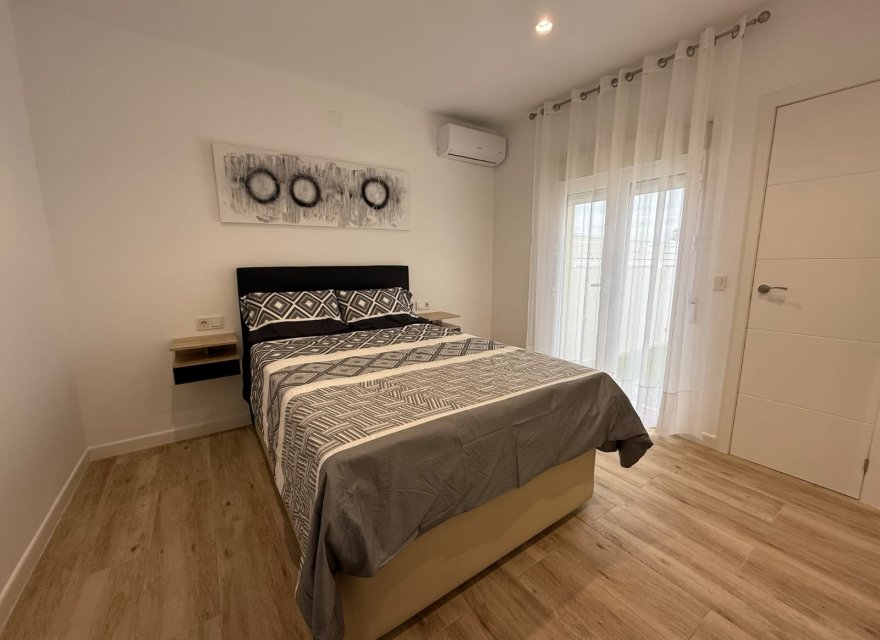 Resale - Villa - Torrevieja - La Siesta